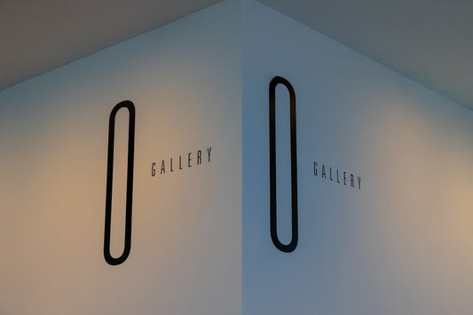 部屋に絵画を飾るメリットとは？初心者向けの選び方とインテリア活用法 - FROM ARTIST