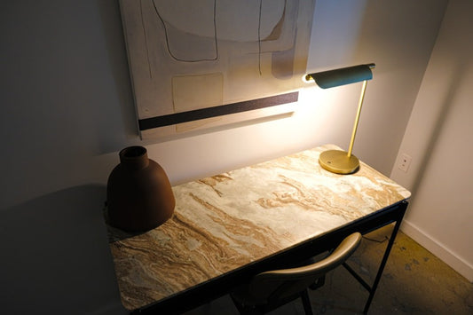 【部屋に絵画を飾る効果とは】心理的メリットと失敗しない選び方を解説 - FROM ARTIST