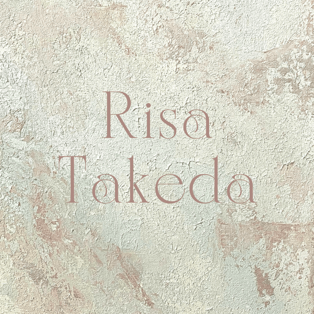 流れる筆跡と砂の記憶──risa takedaが描く海のあわい