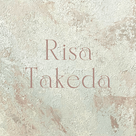 流れる筆跡と砂の記憶──risa takedaが描く海のあわい
