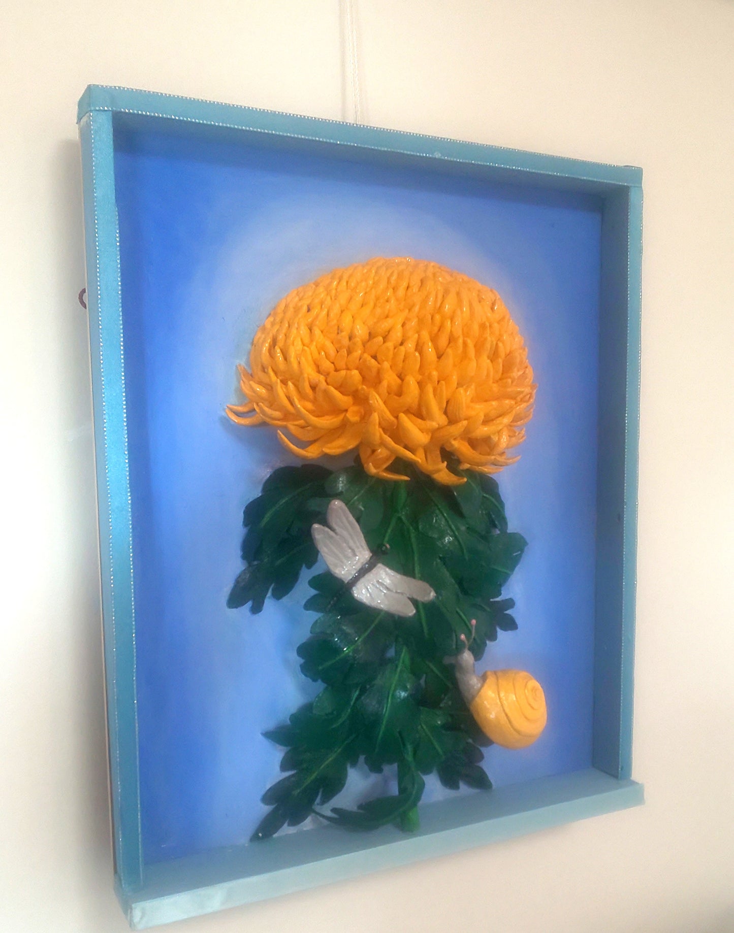 「菊と近寄る昆虫」の立体絵画