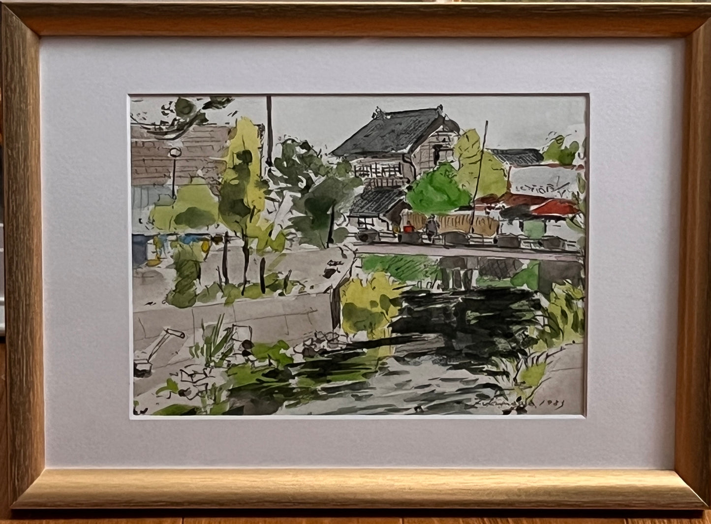 川の流れる町の風景