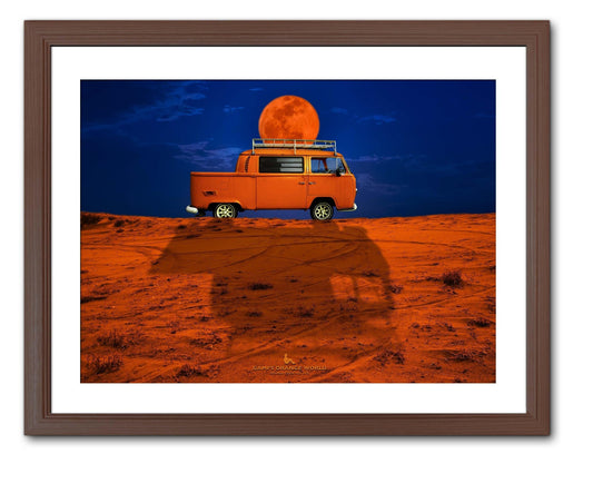 【額付アート写真/A3ノビ】ORANGE TRUCK CARRYING THE MOON（月を運ぶオレンジトラック） - FROM ARTIST