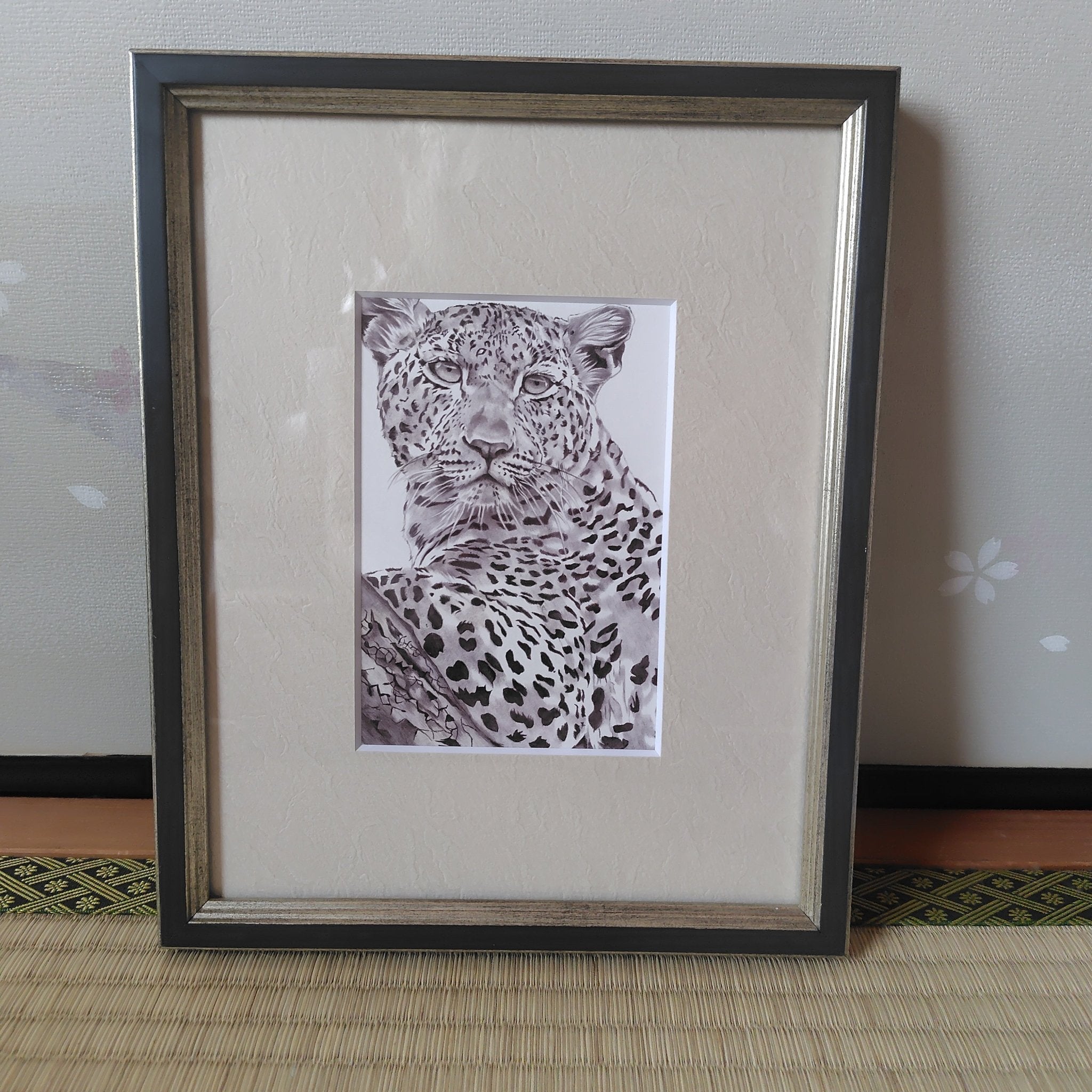 【手描き原画】迫力あるヒョウのボールペン画 (額付き) 手描き原画】迫力あるヒョウのボールペン画 (額付き)