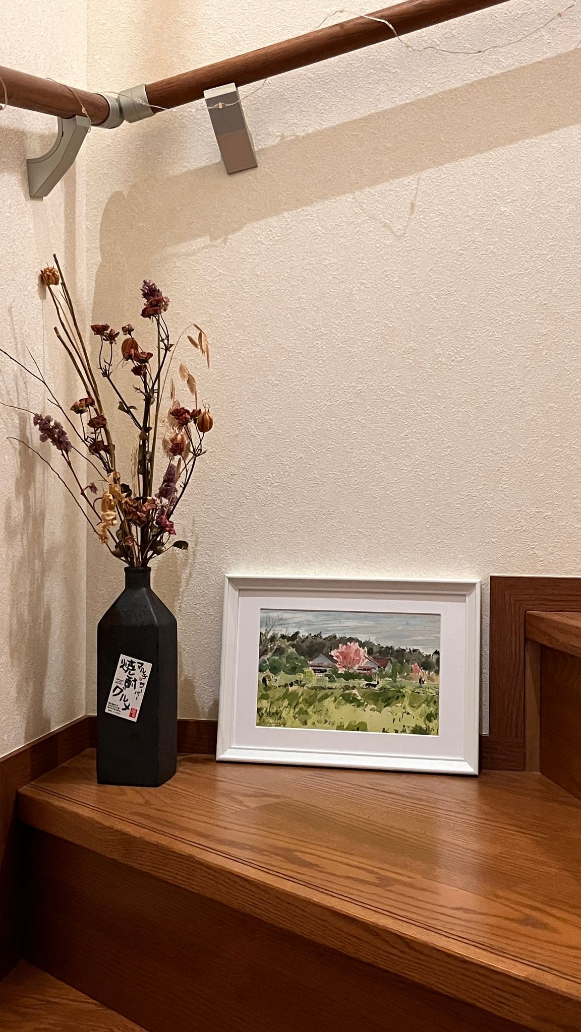 畑仕事をする人と犬のいる風景 - FROM ARTIST